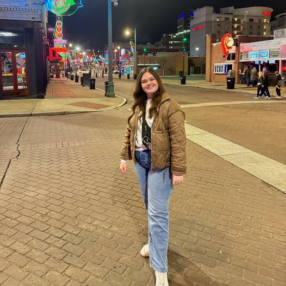 Meet your Posher, Lauren - Picture 2 of 4